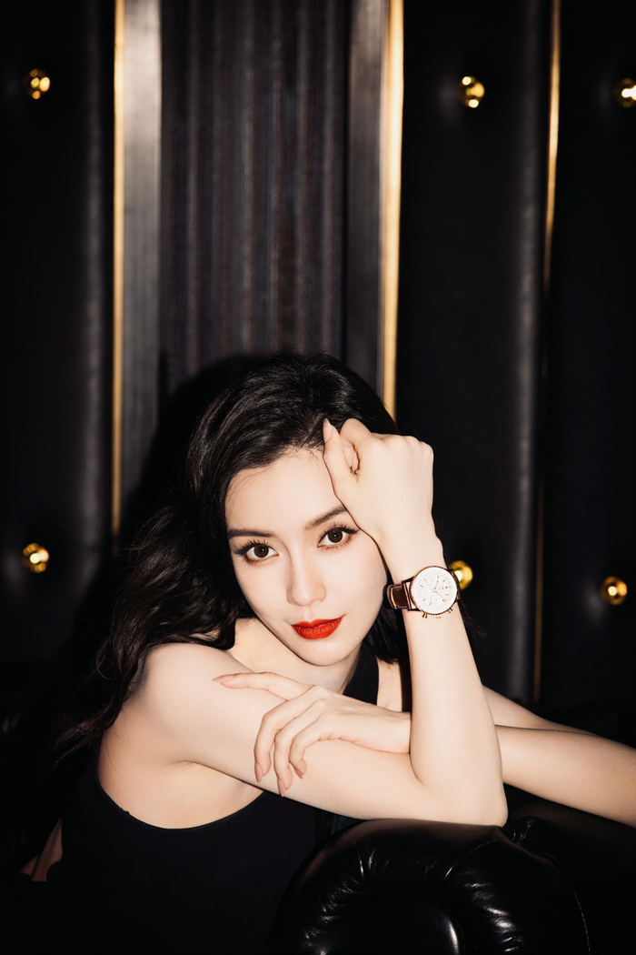 angelababy一袭黑色露背长裙搭配百年灵航空计时系列腕表__财经头条