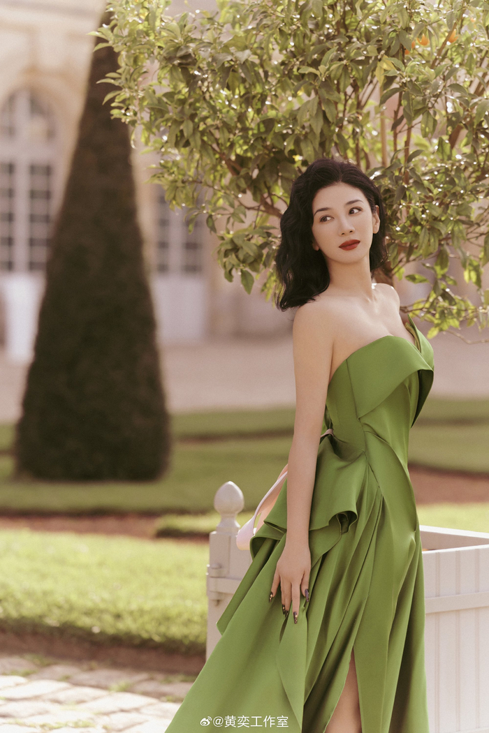 黄奕穿绿裙置身古堡卷发红唇绽放熟女魅力