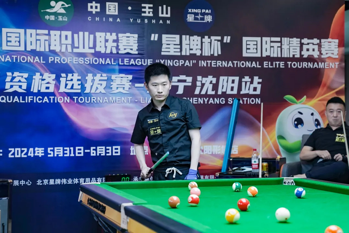 去年曾在全国资格选拔赛爆冷击败郑宇伯的李旭卷土重来,64进32