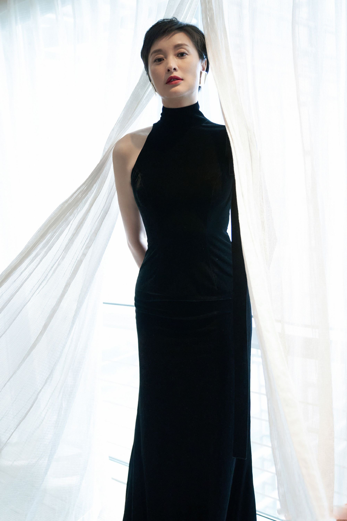 吴越白玉兰红毯造型简约黑色礼服温婉大气