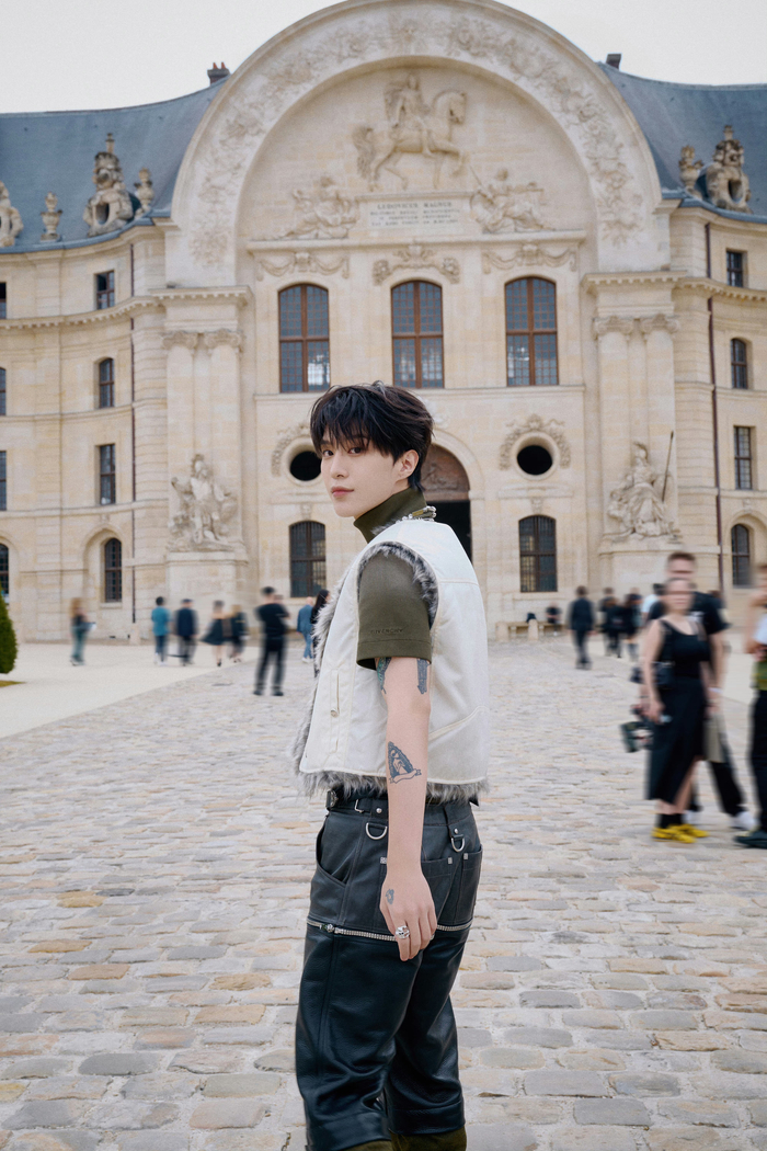 范丞丞亮相givenchy 2024春夏男装大秀的look