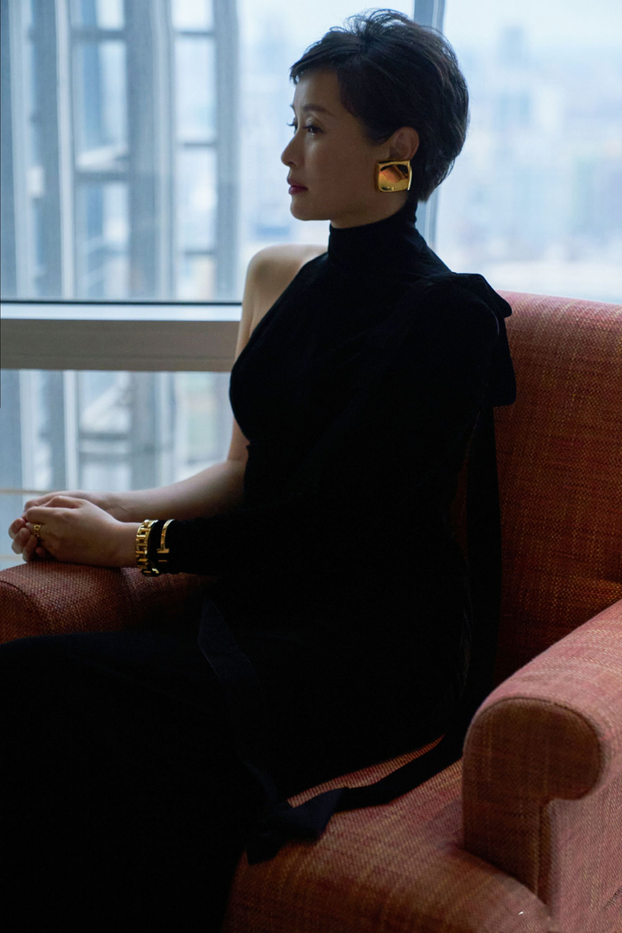 吴越白玉兰红毯造型简约黑色礼服温婉大气