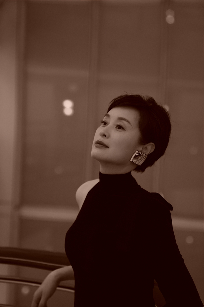 吴越白玉兰红毯造型,简约黑色礼服,温婉大气__财经头条