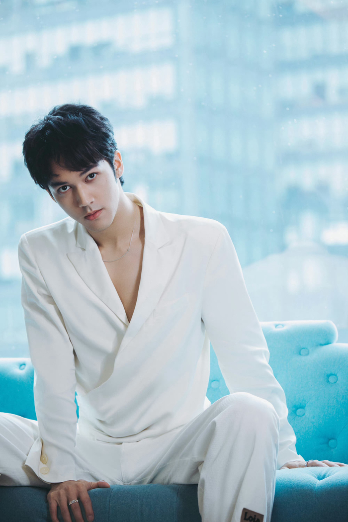 陈牧驰白西装造型自带贵气感展现优质型男魅力