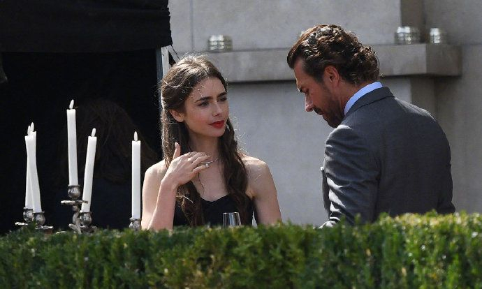 lilycollins主演限定剧艾米丽闯巴黎今日份片场照