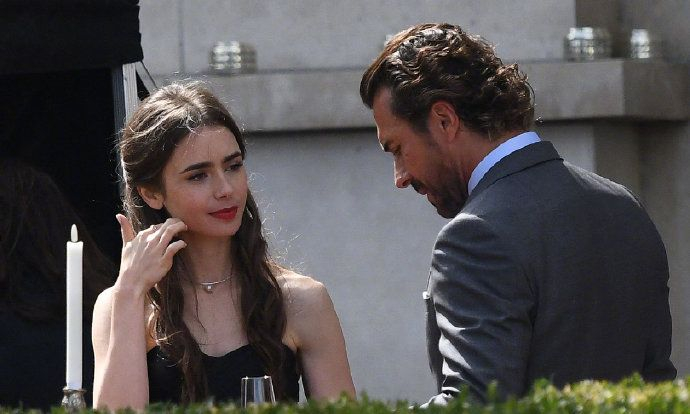 lilycollins主演限定剧艾米丽闯巴黎今日份片场照