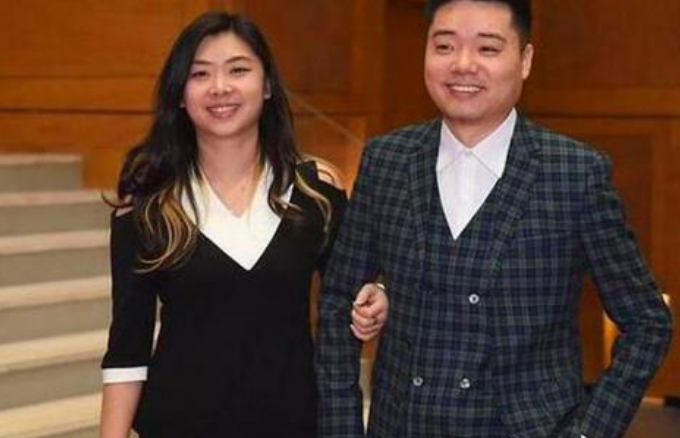 放弃高颜值潘晓婷,丁俊晖为何选择和平凡的张元元结婚?__财经头条