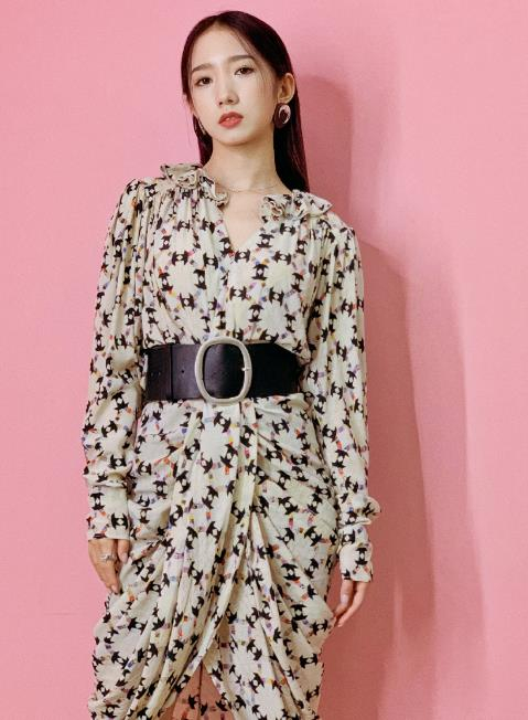 孟美岐碎花裙穿出港风?被网友调侃不合适,"硬穿"效果也不错