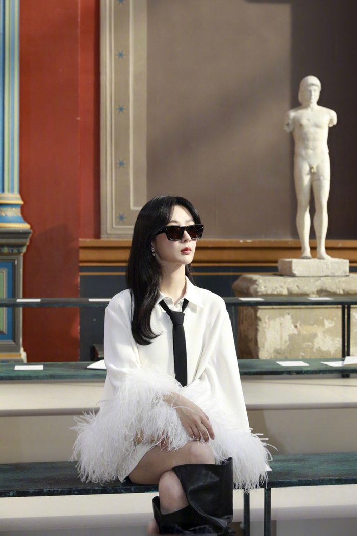 杨紫身穿羽毛袖衬衫亮相valentino时装秀