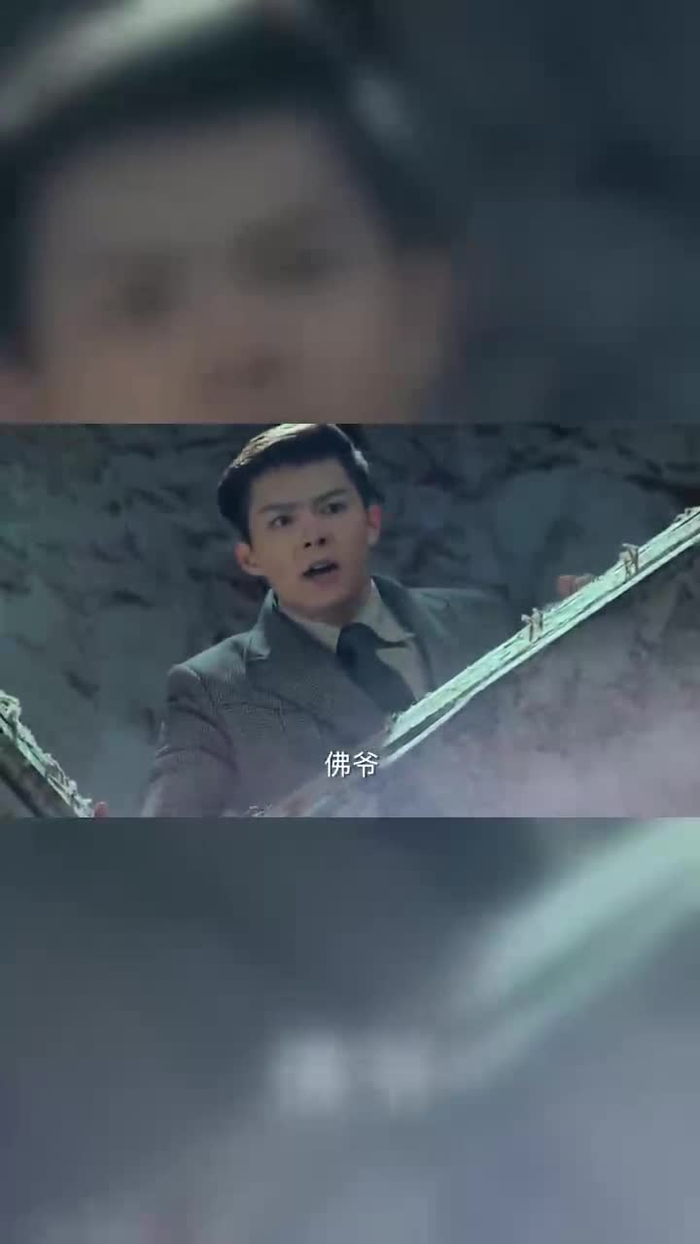张启山被冻得陷入昏迷,张副官赶忙上前救人