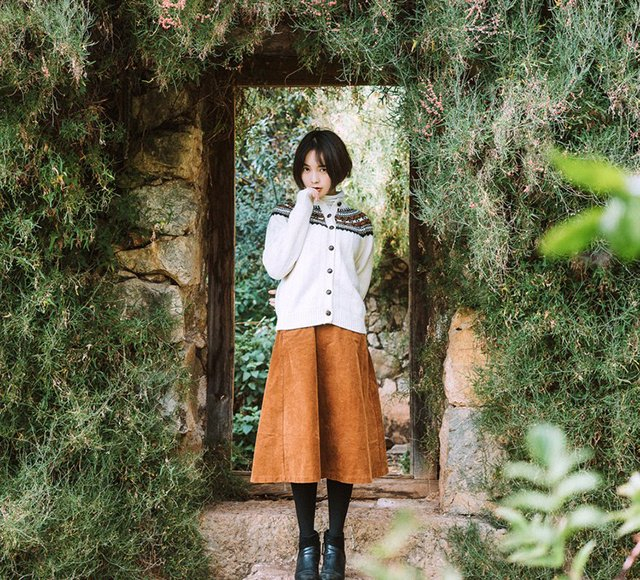 森系唯美短发女生逆光触寻户外写真