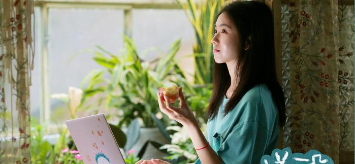 送你一朵小红花女主图片