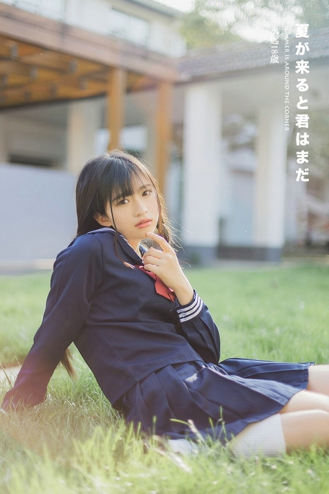 麻花辫清纯学生妹户外阳光俏皮唯美写真