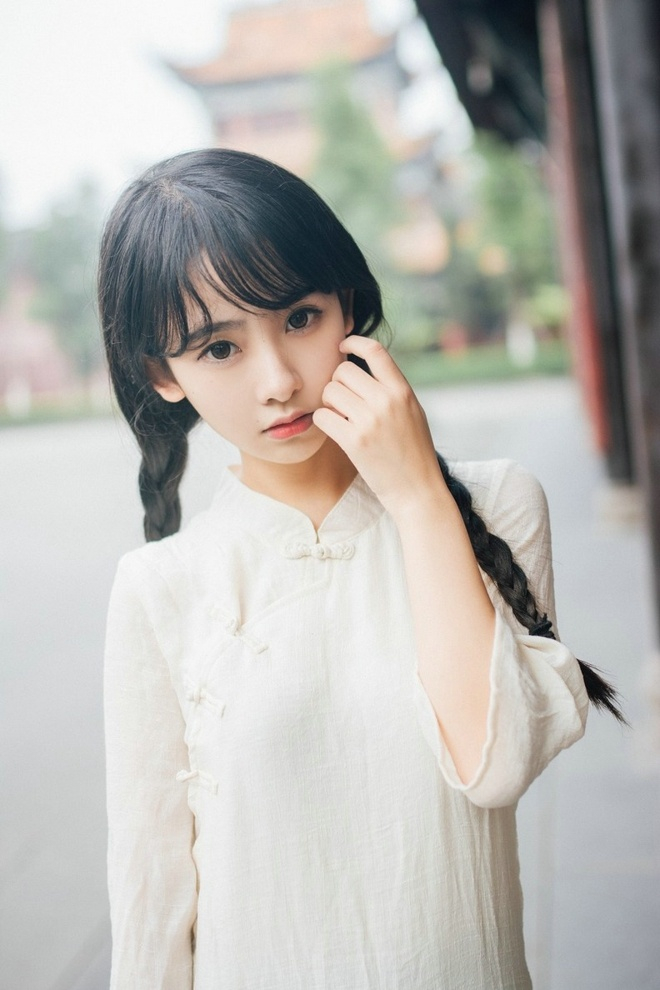 清纯可爱美女民国长裙户外俏皮呆萌可人写真