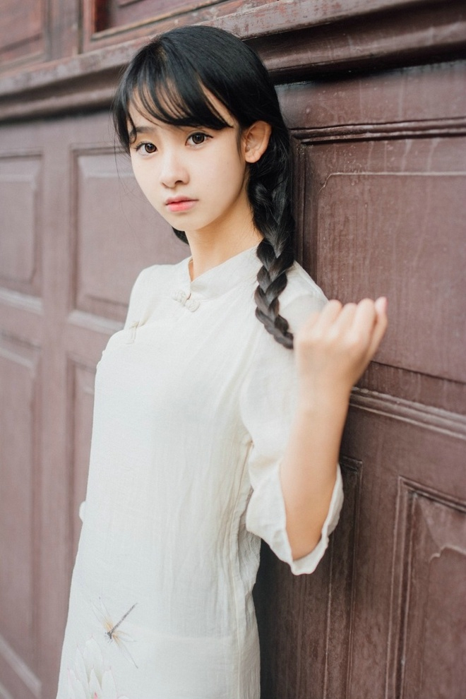 清纯可爱美女民国长裙户外俏皮呆萌可人写真