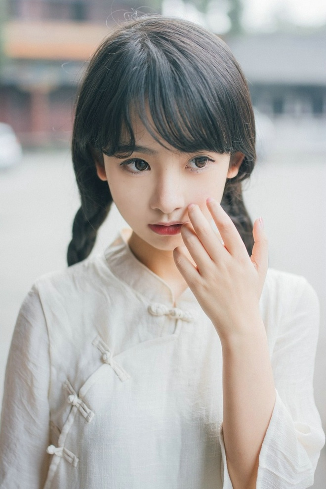 清纯可爱美女民国长裙户外俏皮呆萌可人写真