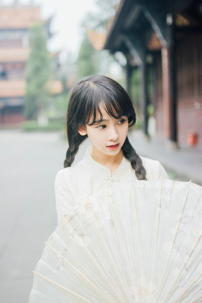 清纯可爱美女民国长裙户外俏皮呆萌可人写真