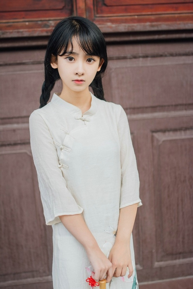 清纯可爱美女民国长裙户外俏皮呆萌可人写真