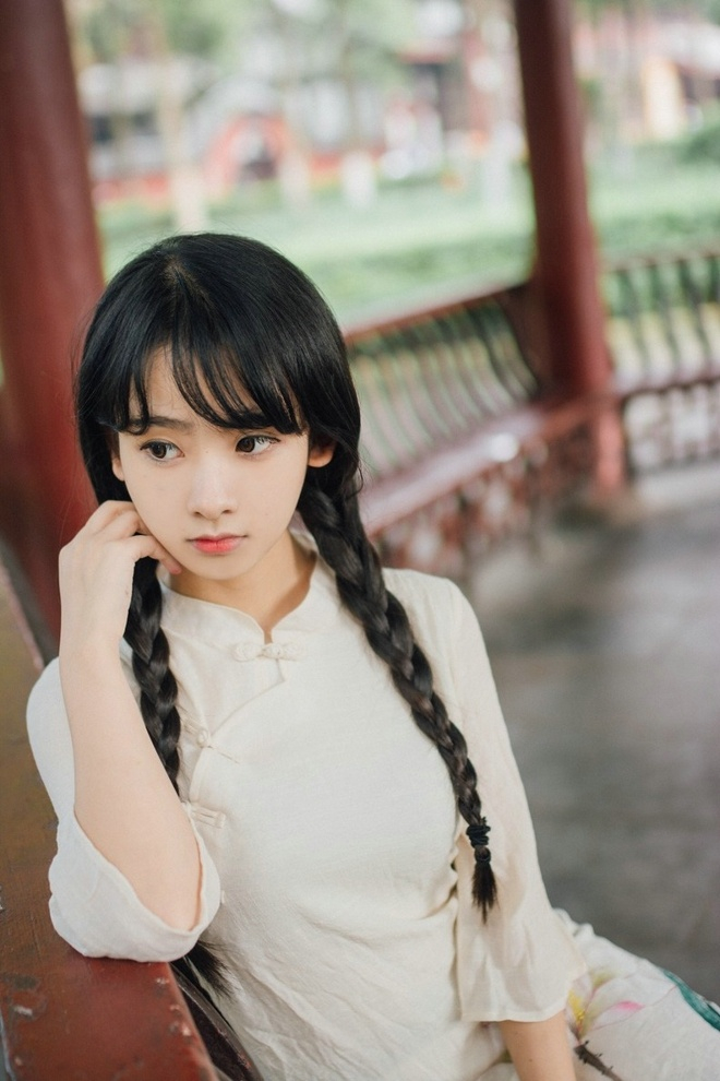 清纯可爱美女民国长裙户外俏皮呆萌可人写真