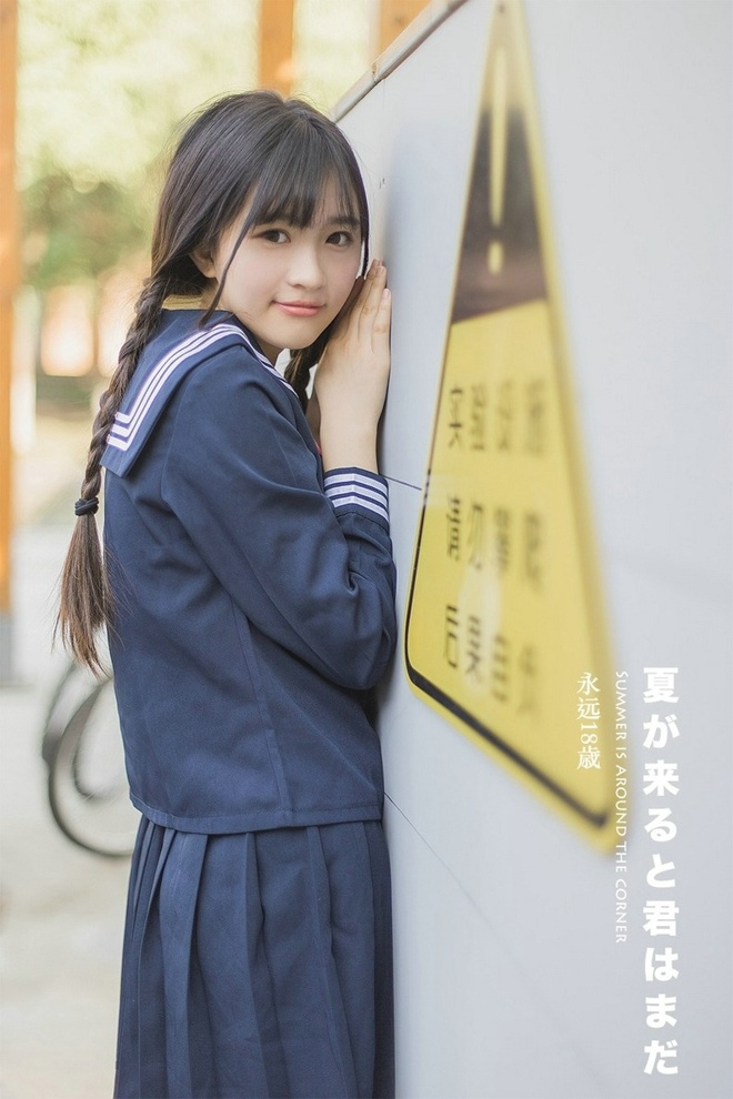 麻花辫清纯学生妹户外阳光俏皮唯美写真