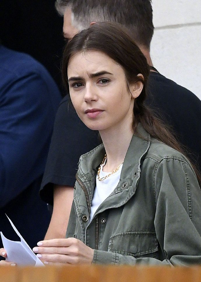 lilycollins主演限定剧艾米丽闯巴黎今日份片场照