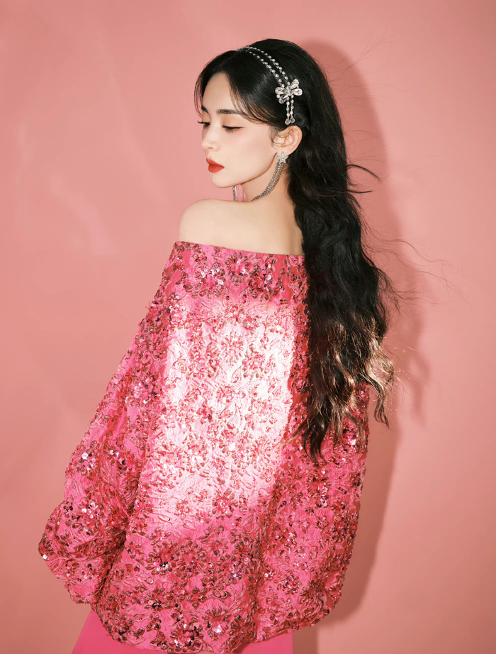 古力娜扎身着粉色亮片公主裙梦幻色系唯美写真满满的少女情怀