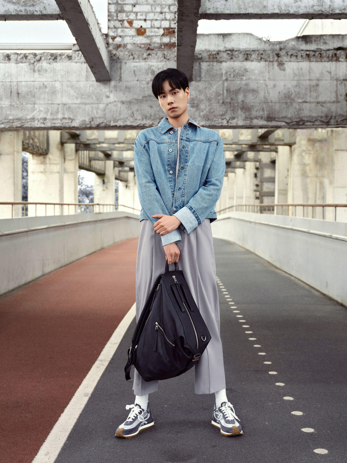 胡一天启程巴黎,牛仔休闲风穿搭舒适清爽