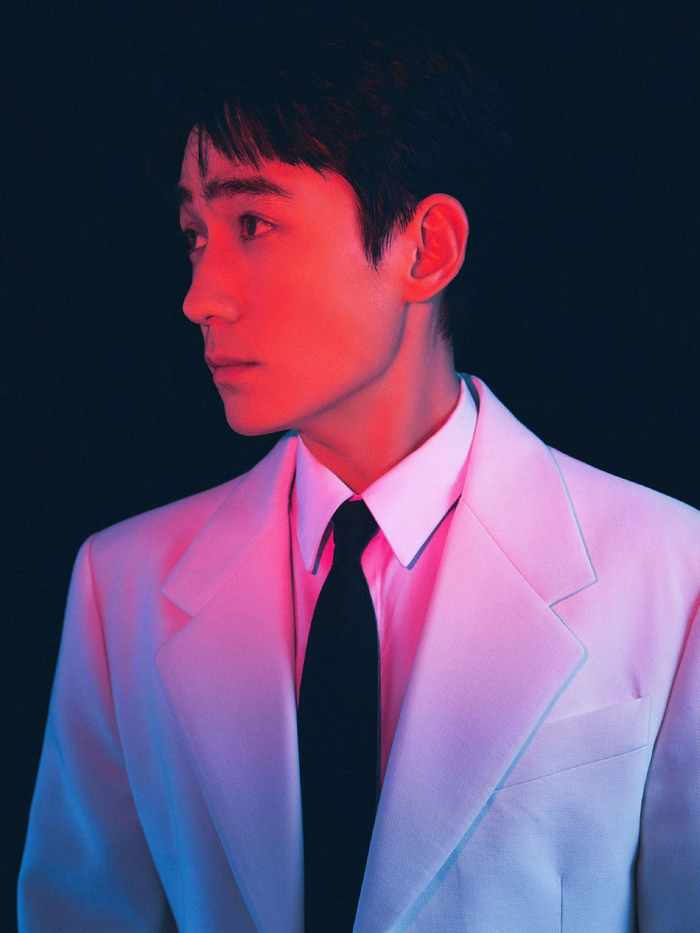 朱一龙身穿白西装亮相白玉兰颁奖典礼纯白色上衣衬托出眼神