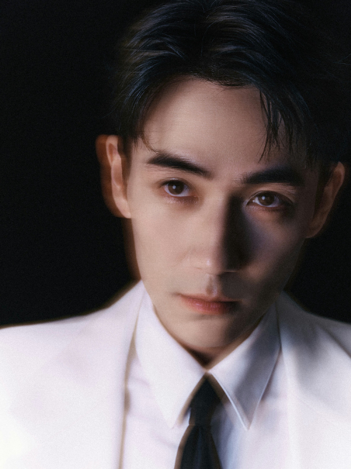 朱一龙身穿白西装亮相白玉兰颁奖典礼纯白色上衣衬托出眼神