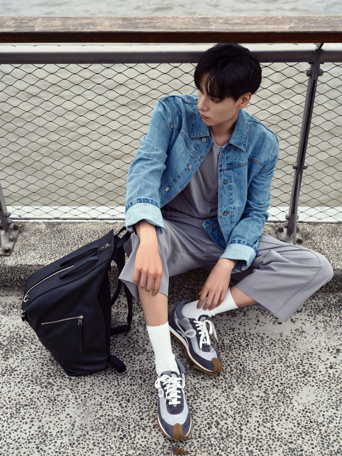 胡一天启程巴黎,牛仔休闲风穿搭舒适清爽