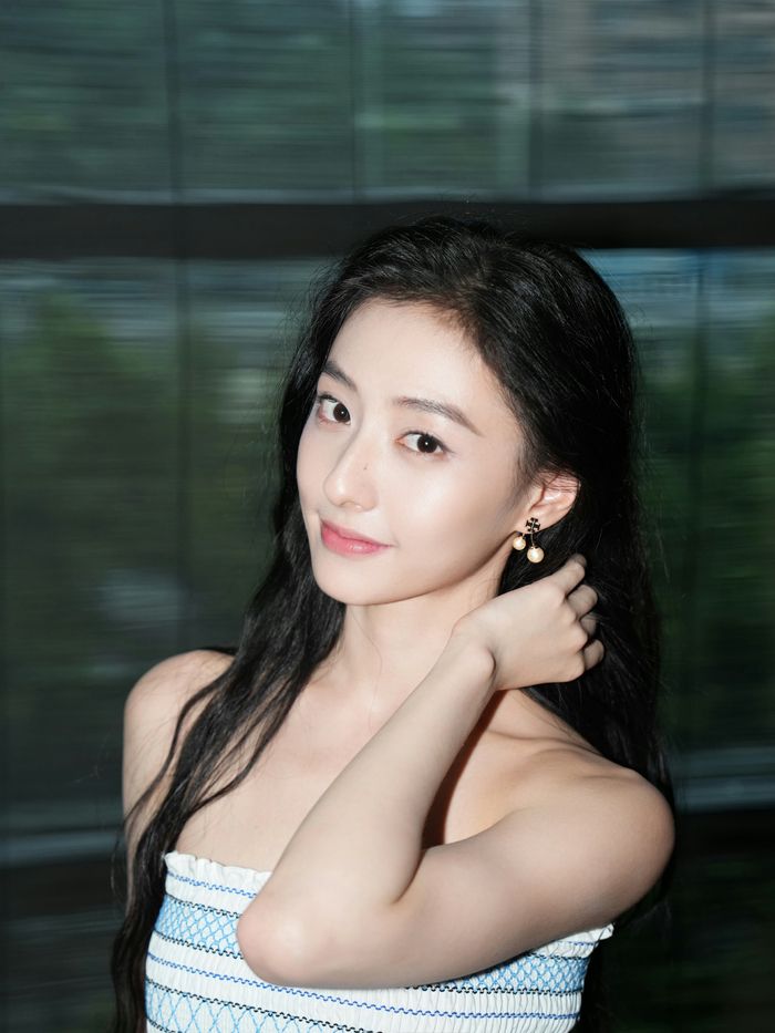 胡连馨儿亮相toryburch夏日限时快闪派对的造型又有新图了