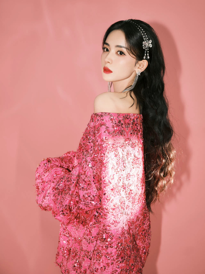 古力娜扎身着粉色亮片公主裙梦幻色系唯美写真满满的少女情怀