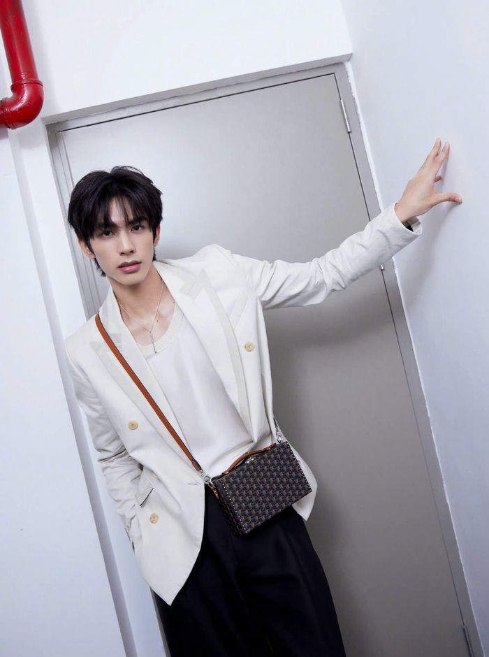 男明星白西装造型大赏,演绎儒雅绅士范,风度翩翩