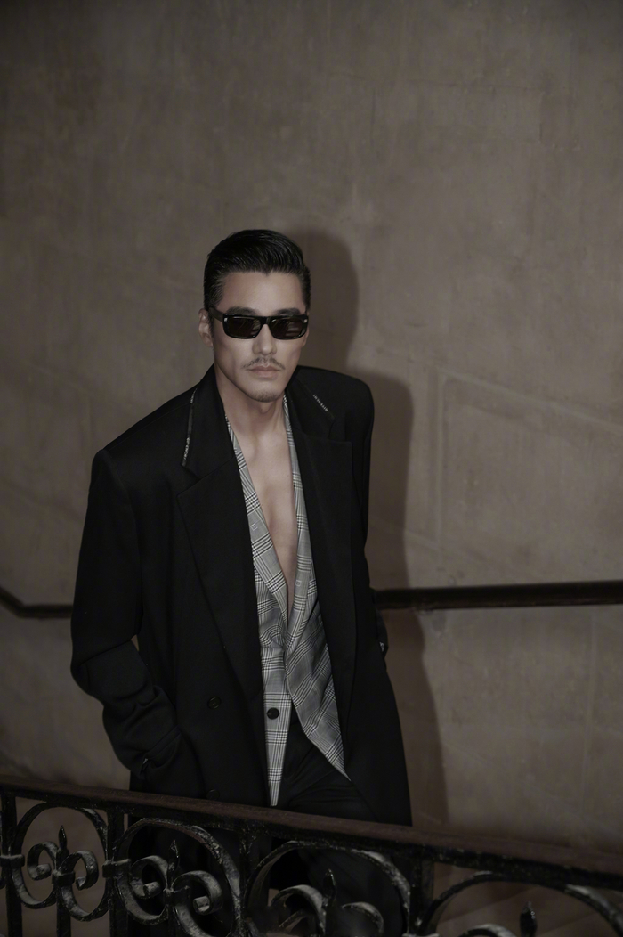 胡兵出席givenchy巴黎男装周大秀黑色长外套搭配灰色格纹西装