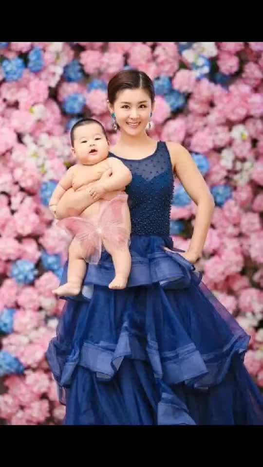 李小萌成熟了穿连衣裙抱娃显爱意3岁儿子不瘦很像妈妈婴儿肥