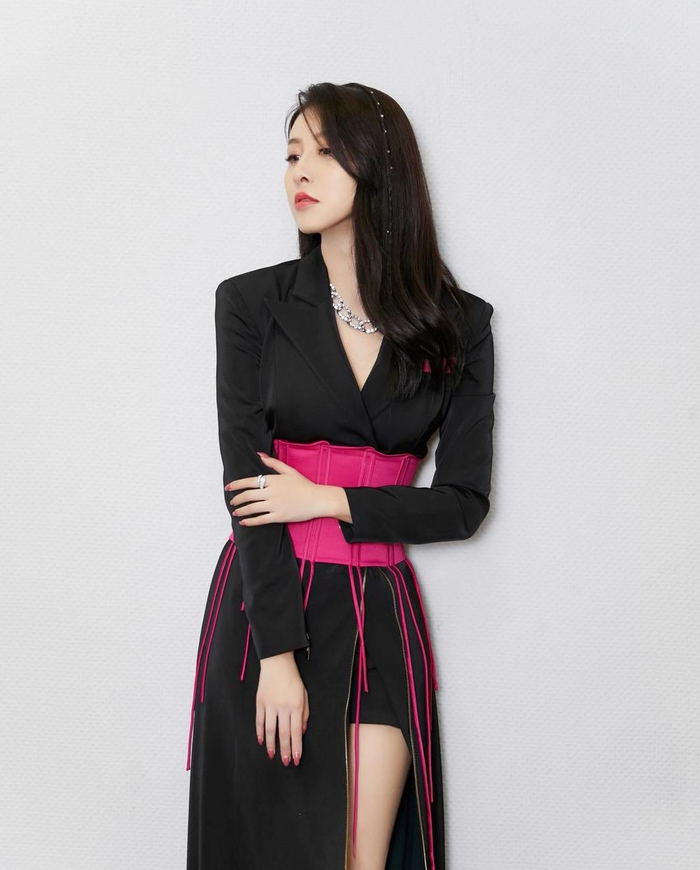 贾青穿黑色搭配玫红色,有没有让你眼前一亮呢__财经头条