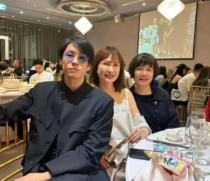 两首歌赚了70万,吴建豪王嘉尔分文未取|周柏豪|婚礼|吴建豪_新浪新闻