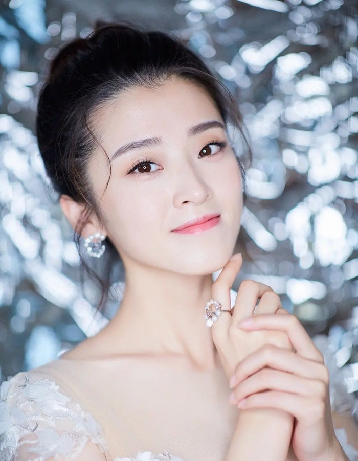 小花旦李若嘉写真合集:清新甜美,俏丽可爱!