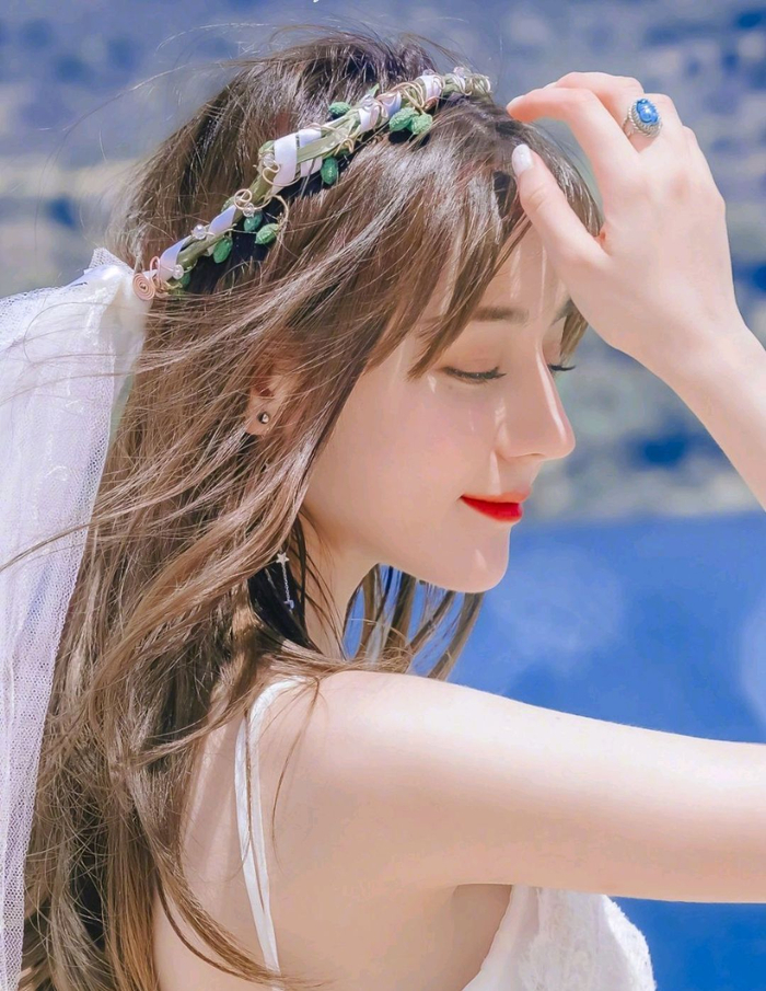 迪丽热巴海边度假大片清爽可爱快来看看她的搭配和妆容吧