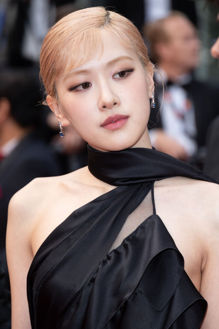 皮肤状态很好和直角肩很优越,烟熏眼妆和黑色礼服也呼应上了.