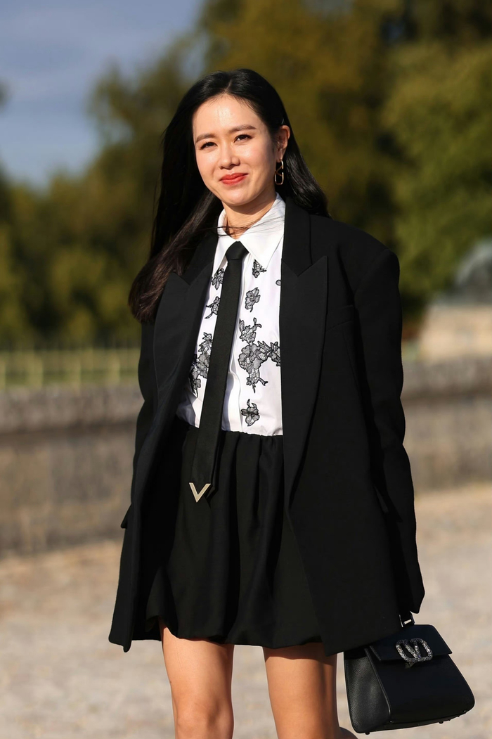 孙艺珍一身黑色学院风制服套装亮相valentino23秋冬高定秀场