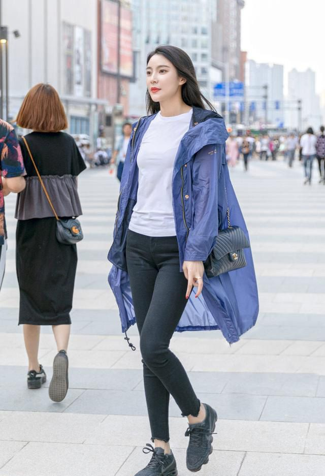 简单就好,出行选择个性大方的休闲装,展示出轻松随性的感觉
