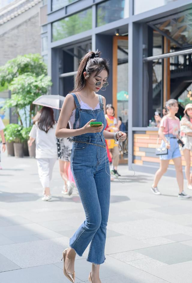 简单就好,出行选择个性大方的休闲装,展示出轻松随性的感觉