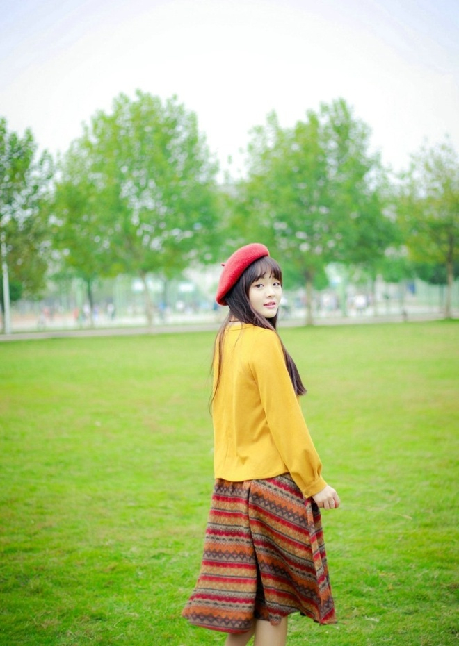可爱小红帽少女公园一角清爽唯美写真