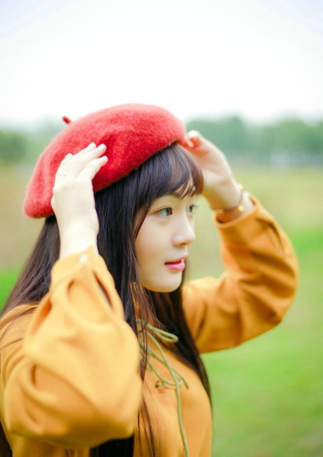 可爱小红帽少女公园一角清爽唯美写真