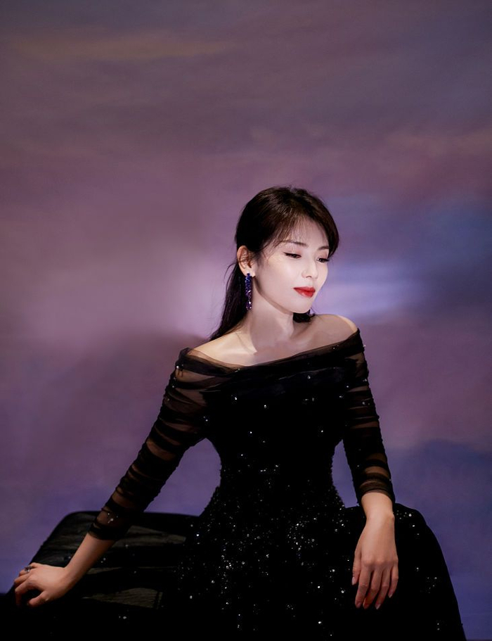 刘涛闪钻长裙拍金鹰节写真光芒耀眼 秀一字肩高贵典雅超美