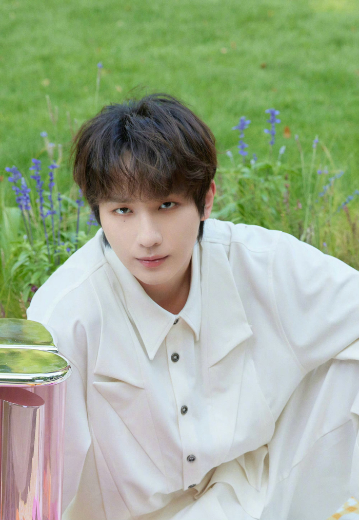李宏毅清新写真白色穿搭儒雅时尚演绎初夏的浪漫