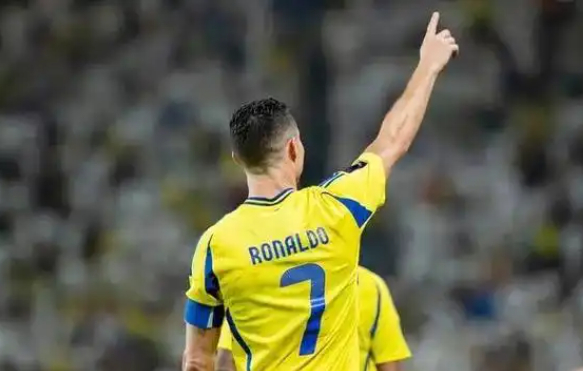 恭喜C罗！欧洲多家豪门送邀请！41岁老当益壮，冲击千球计划