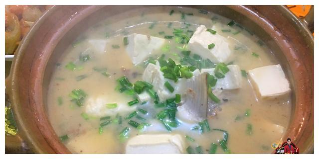 鱼头豆腐汤最好吃的家庭做法，简单美味又解馋，看看你喜欢吃不？