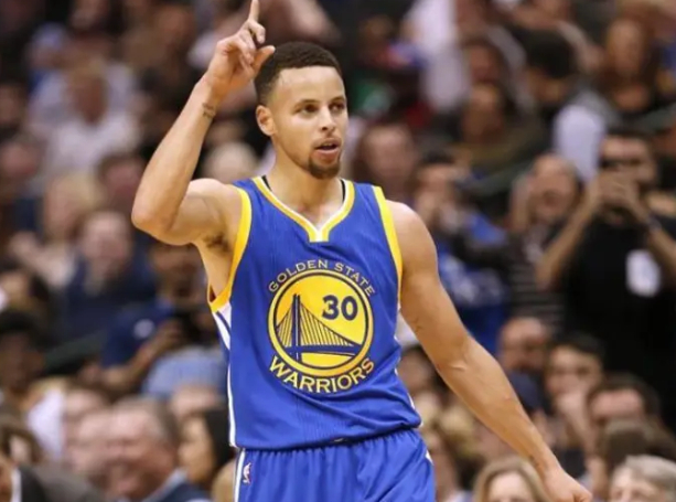 勇士庫里關(guān)鍵時刻挺身而出用精準投籃主宰比賽節(jié)奏